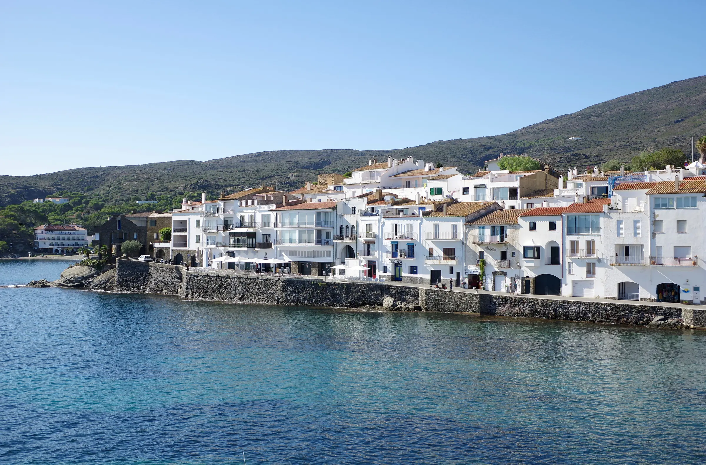 La bahía de Cadaqués con las casas blancas junto al agua turquesa